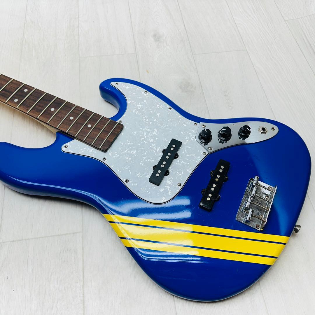 Squier エレキベース　fender scandal tomomi モデル