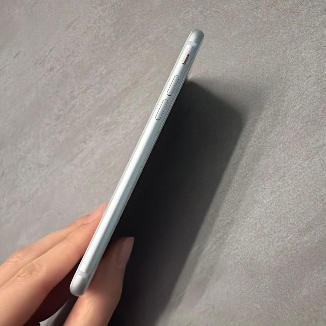 Apple iPhone 8 ホワイト 本体　シルバー