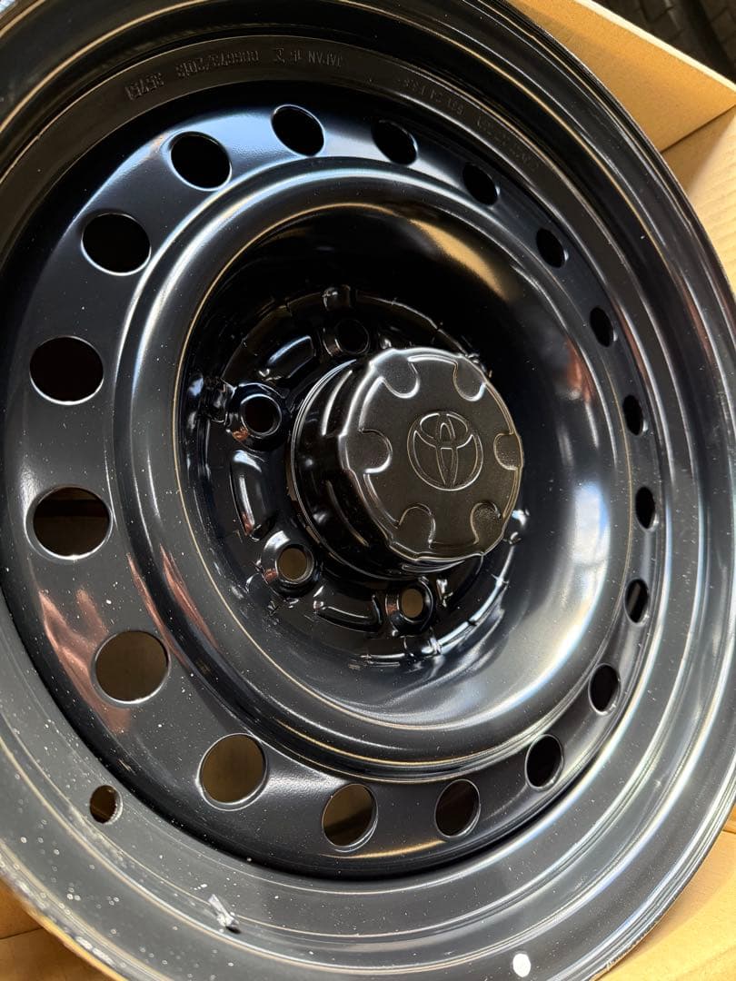 トヨタ 16インチ 黒ホイール穴付き