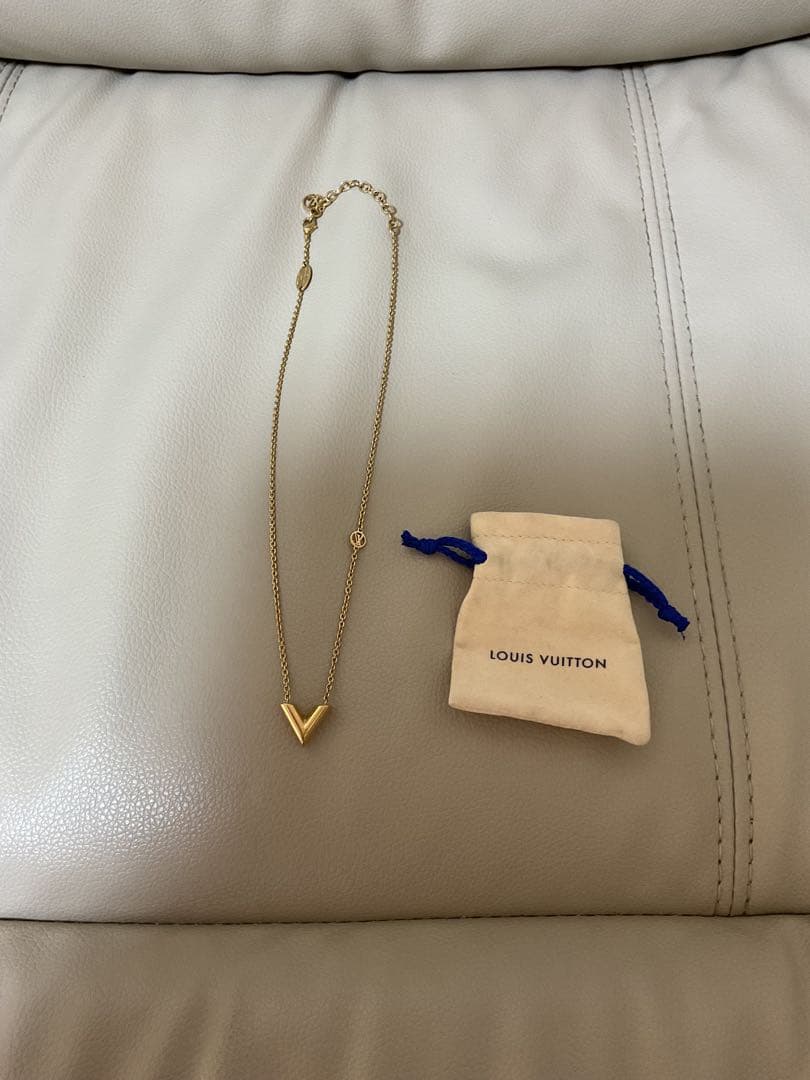 LOUIS VUITTON ゴールド V字 ネックレス