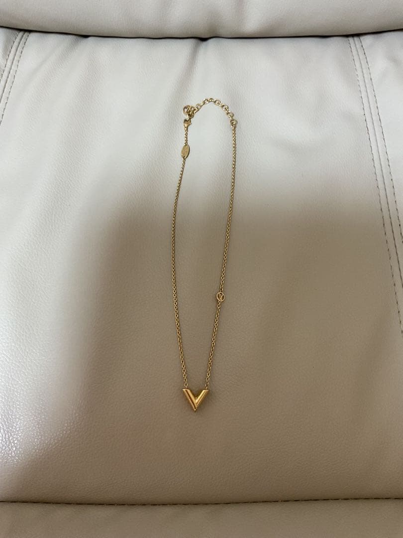 LOUIS VUITTON ゴールド V字 ネックレス