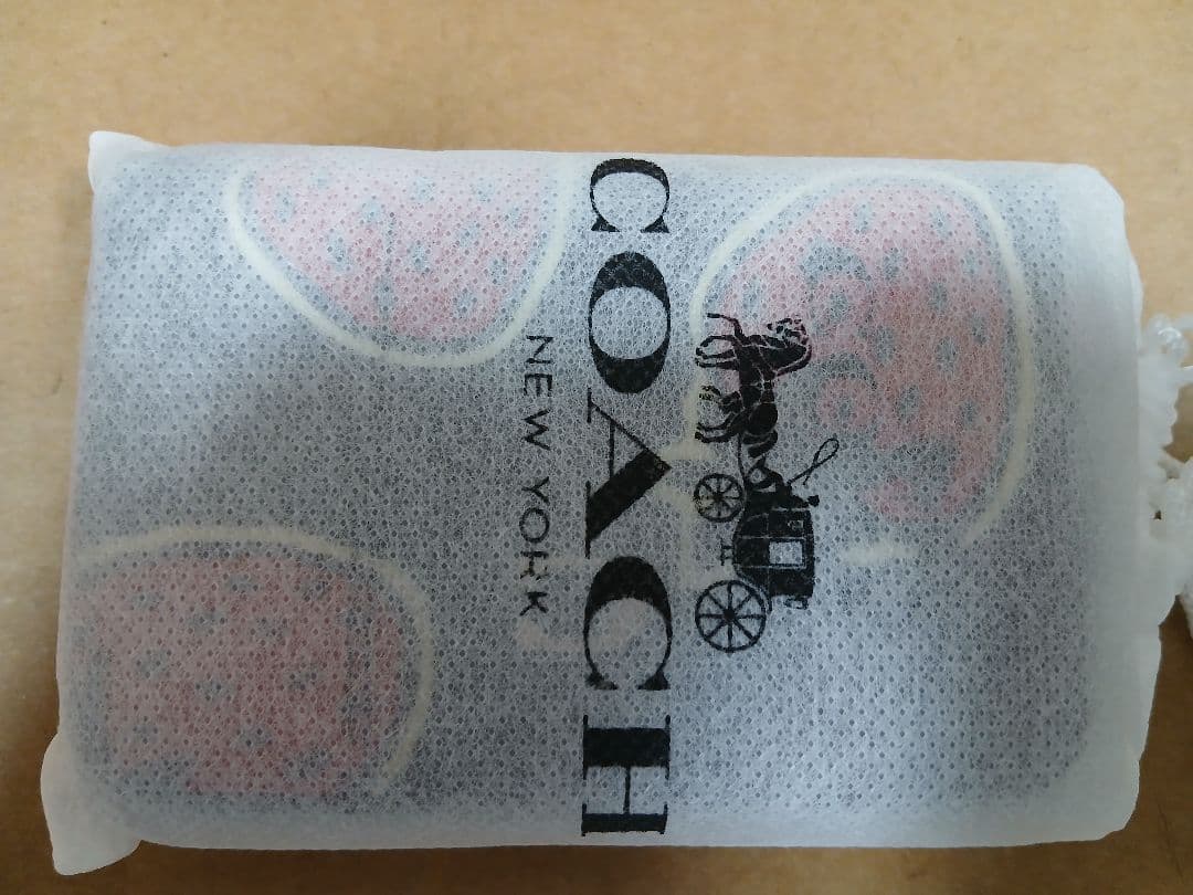 新品・未使用COACH イチゴ柄 二つ折り財布 222594-13830