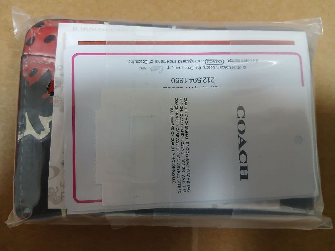 新品・未使用COACH イチゴ柄 二つ折り財布 222594-13830