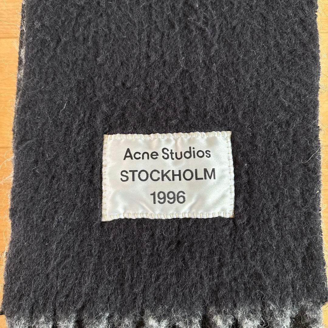 24AW Acne Studios ロゴラベル付マフラー黒/グレー