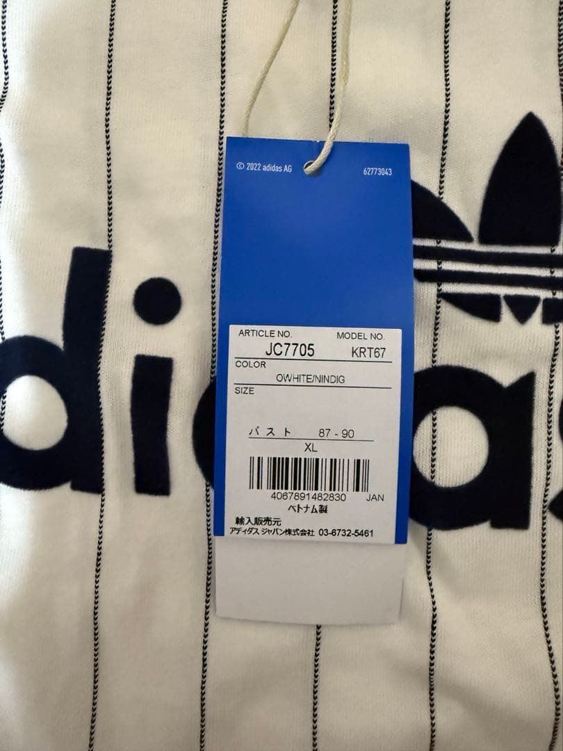 adidas リニア グラフィック カリTシャツ ホワイト×ネイビー　ピチT