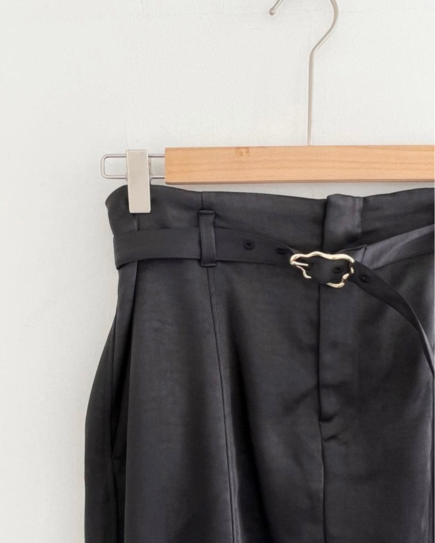 MURRAL　Curvy satin skirt