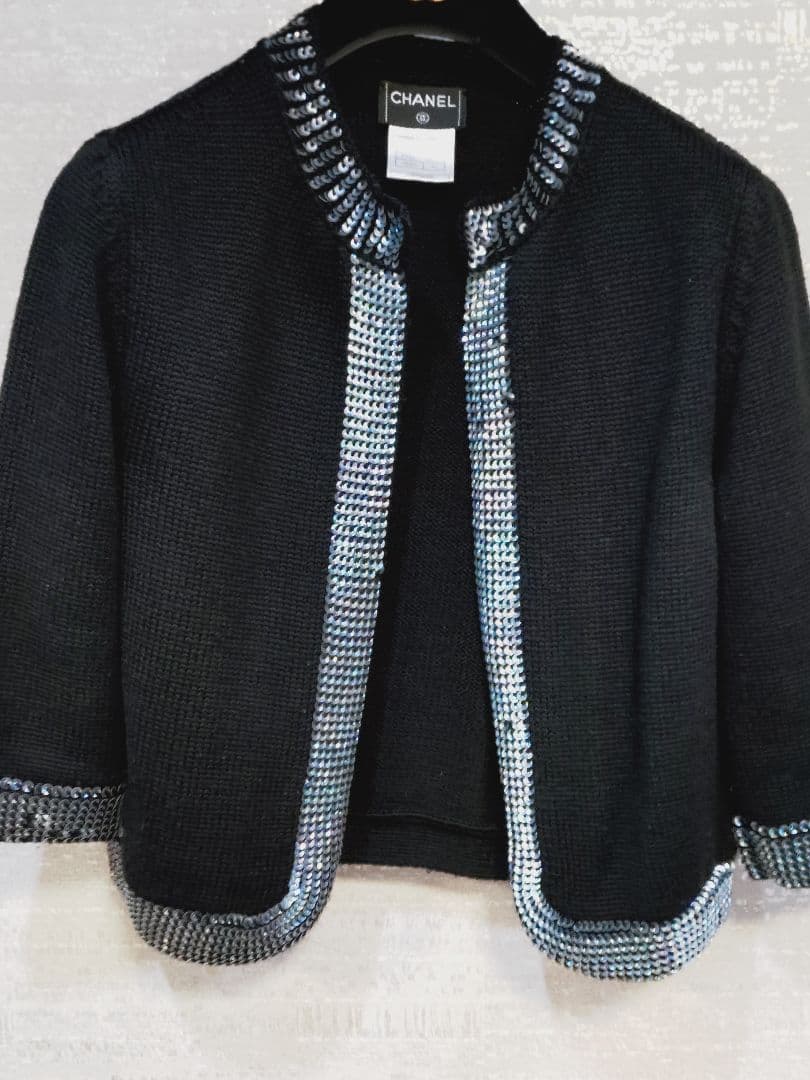 CHANEL・スパンコールが取り巻くニットカーディガン