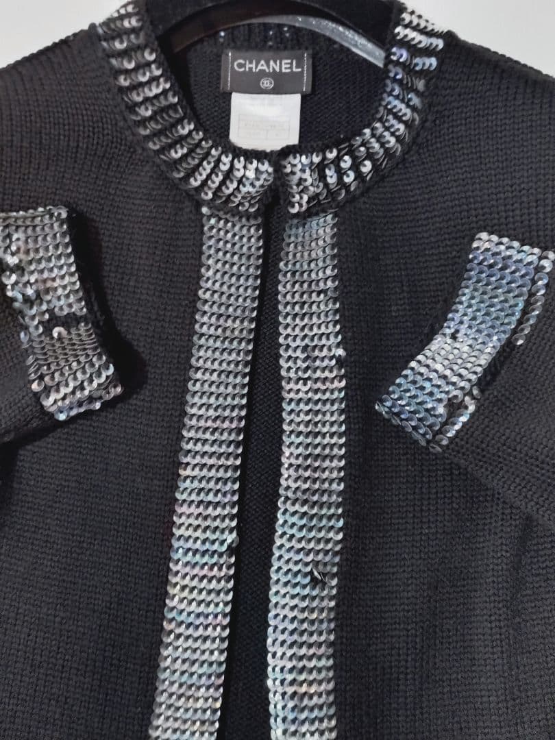 CHANEL・スパンコールが取り巻くニットカーディガン
