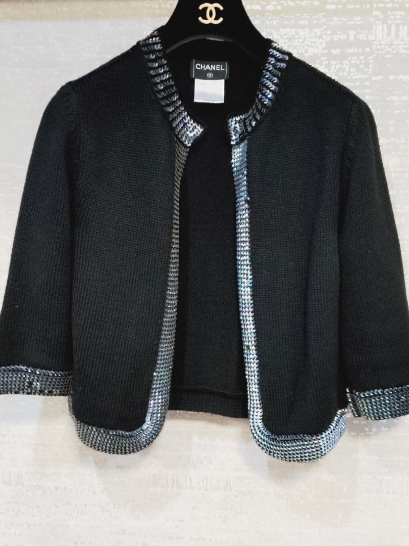 CHANEL・スパンコールが取り巻くニットカーディガン