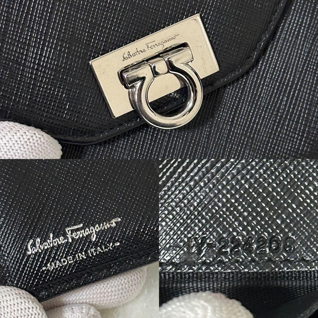 【美品】 Ferragamo レザー 二つ折り財布 ガンチーニ ブラック 黒
