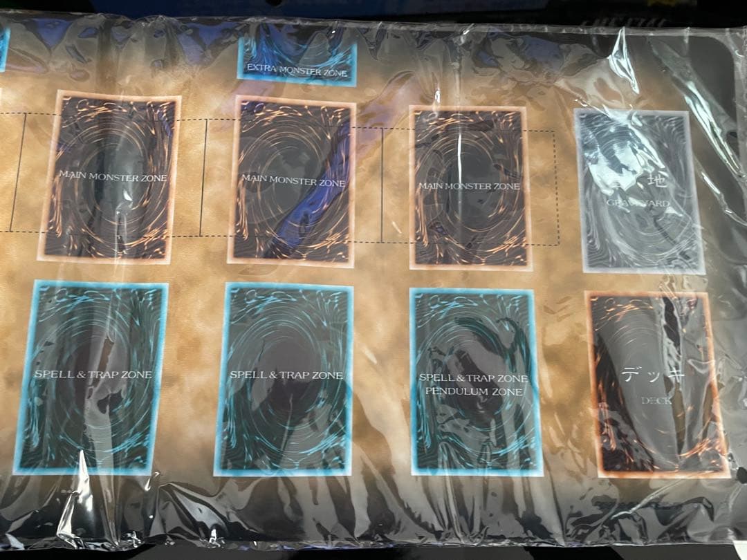 遊戯王 プレイマット デュエルフィールド 初期柄 デザイン