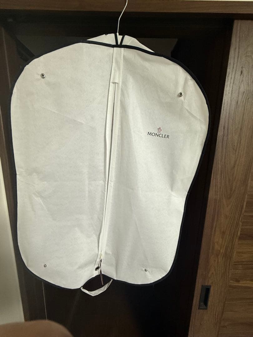 MONCLER フード付きブラックジャケット