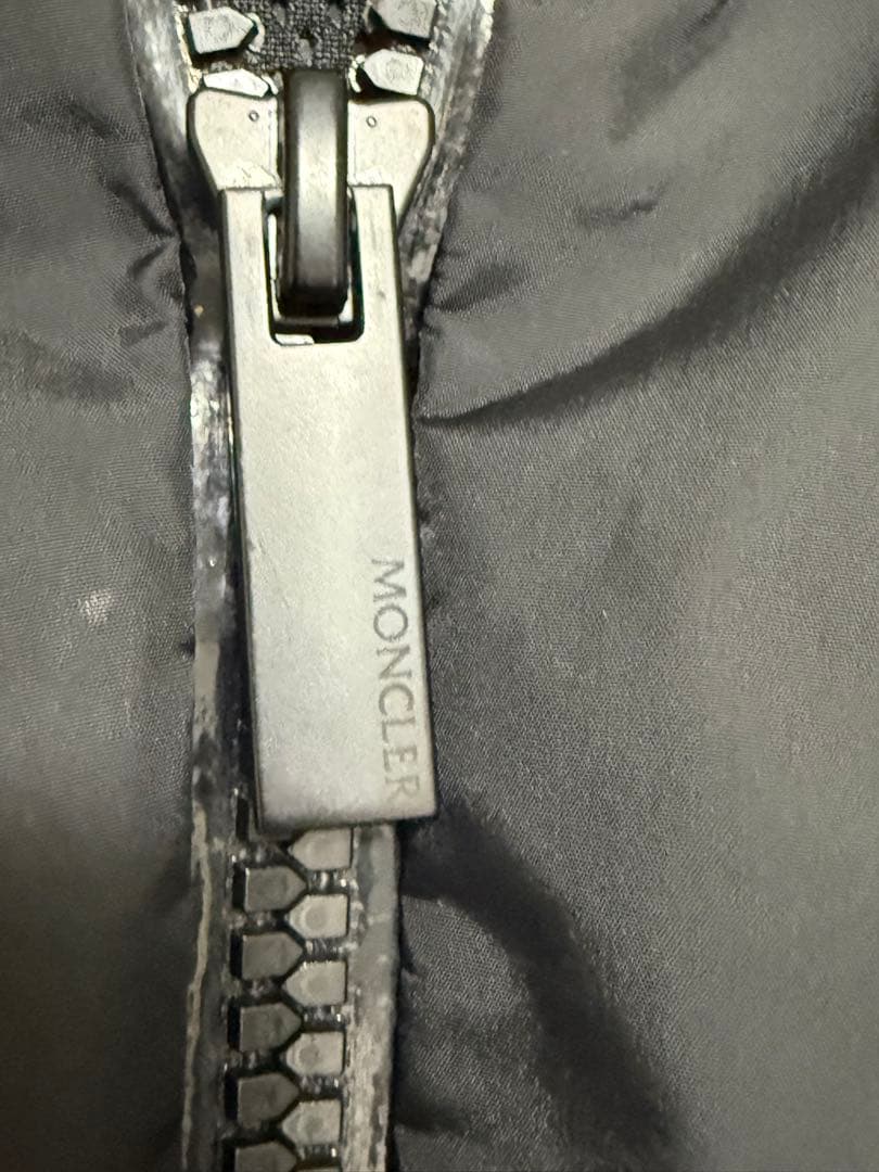 MONCLER フード付きブラックジャケット