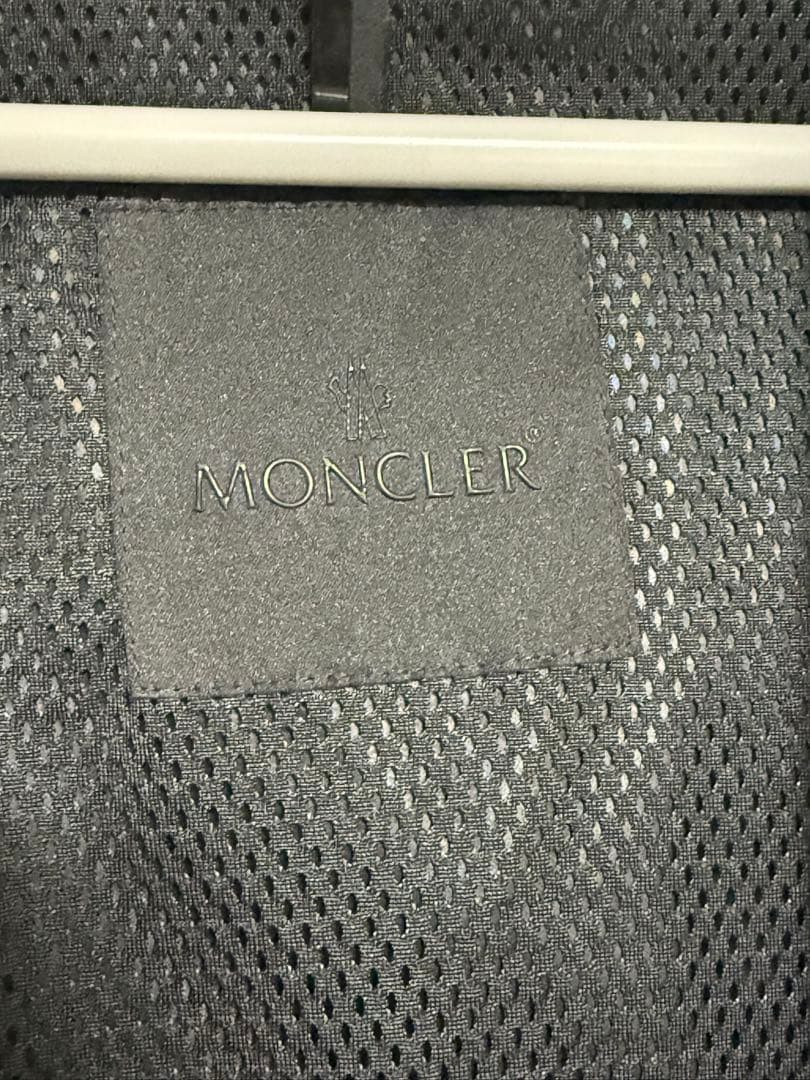 MONCLER フード付きブラックジャケット