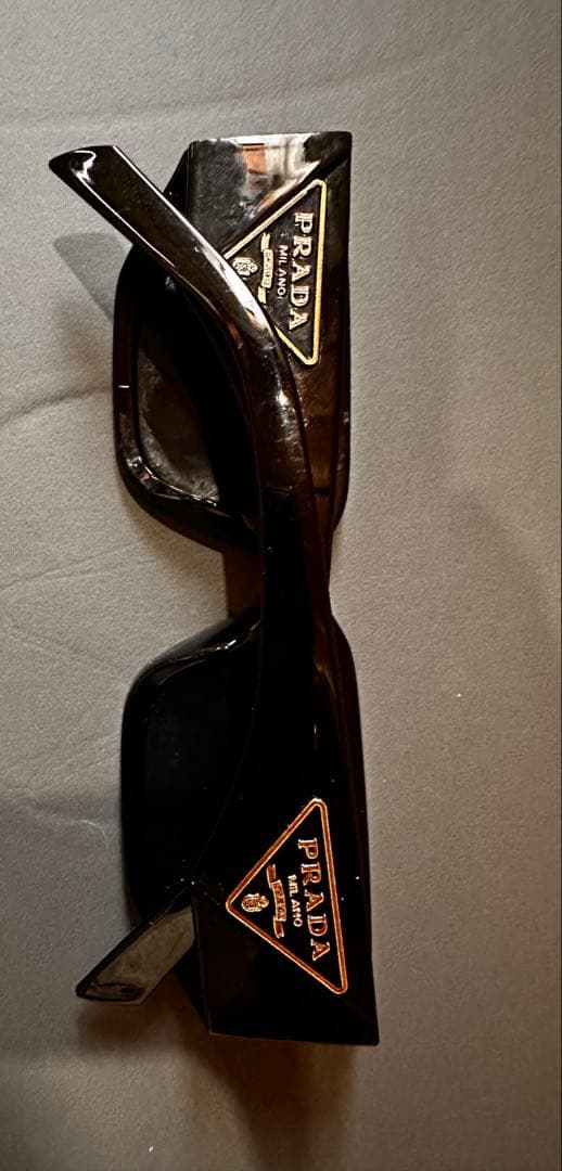 PRADA サングラス ブラック系 ロゴプレート付き