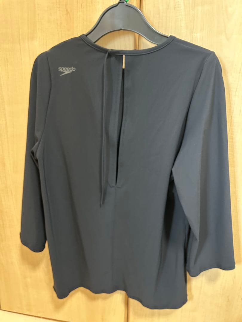 Speedo refined flare sleeve top 黒ラッシュガード