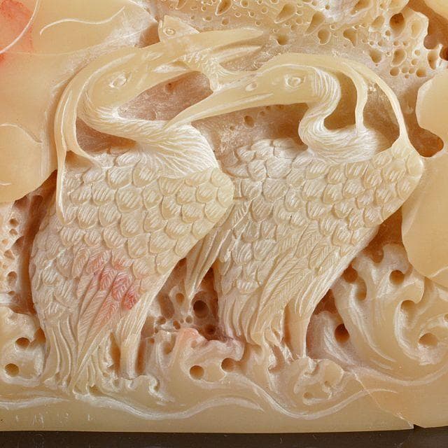 玉石寿山石彫刻　蓮に鶴刻　置物　唐木台付
