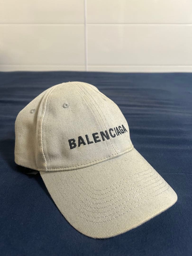 BALENCIAGA ベージュキャップ