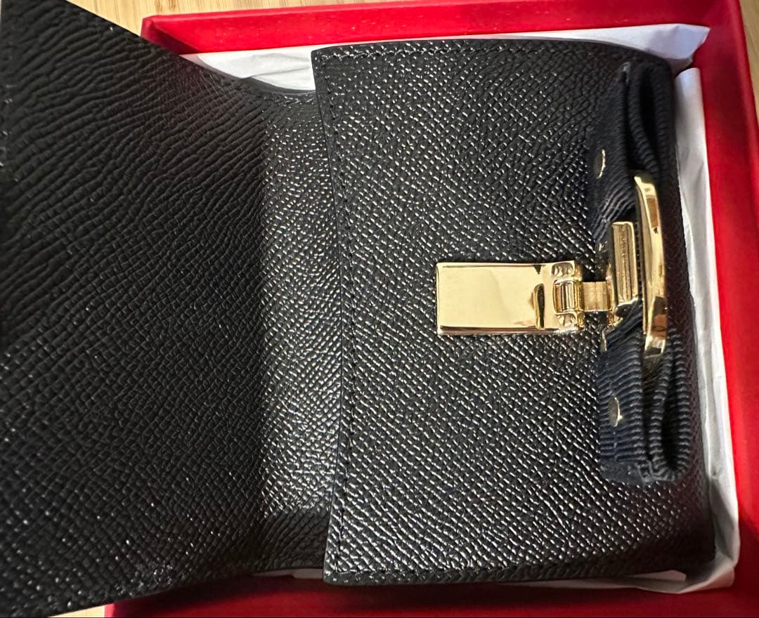 【日本限定】Ferragamo リボン付き 黒レザー 二つ折り財布