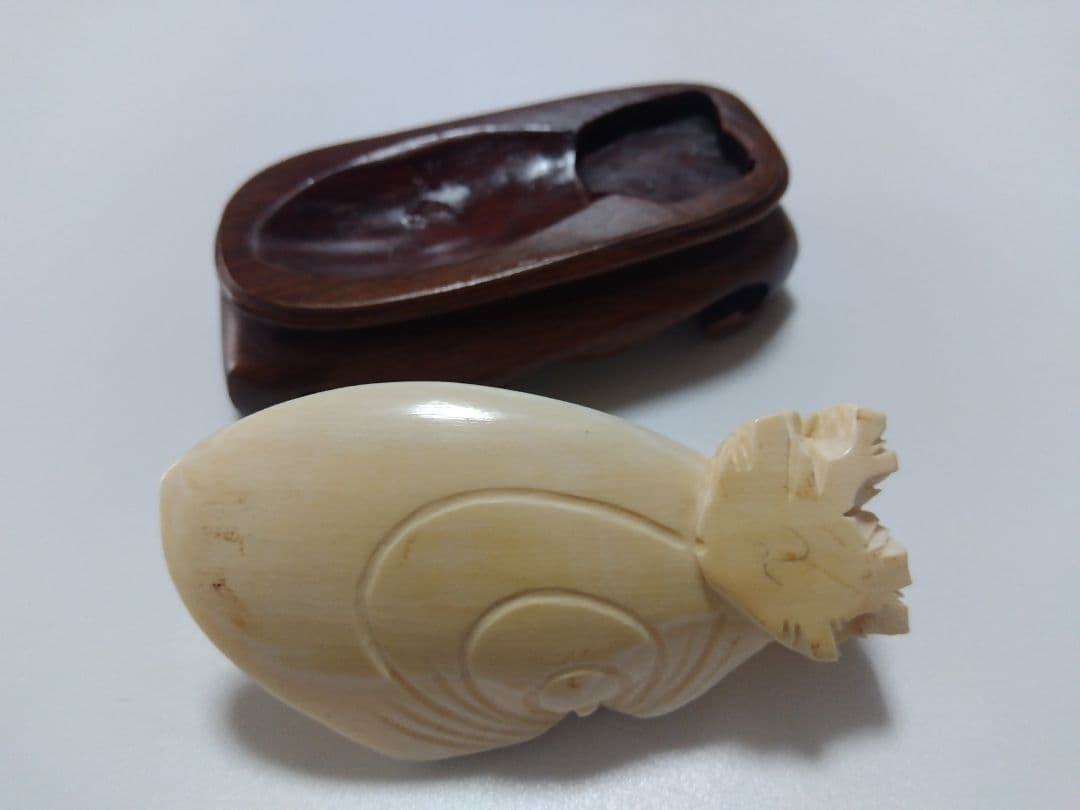 中国っぽい貝デザイン 彫刻 工芸品 置物 台座付き