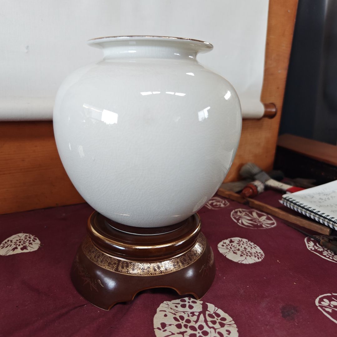 日本の伝統陶器 壺型