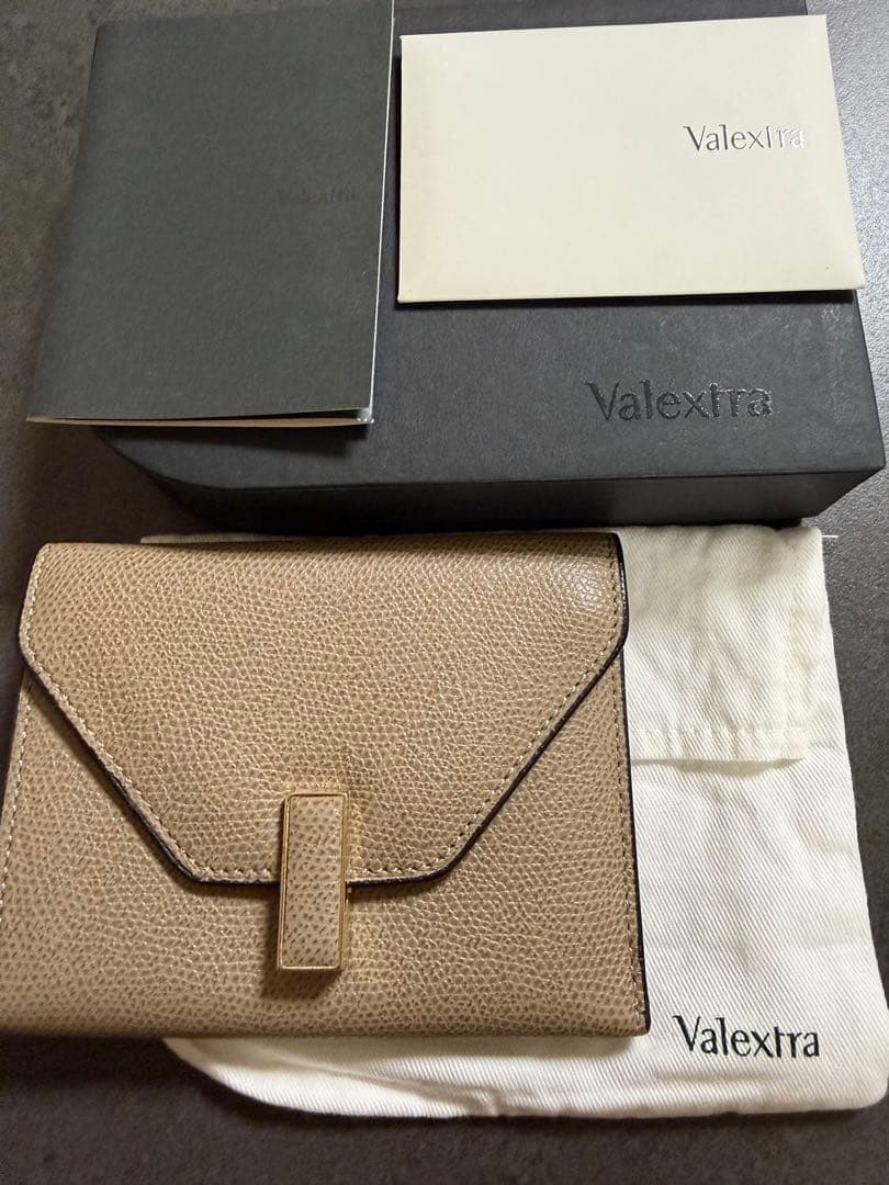【お値引き◎】Valextra（ヴァレクストラ）イジィデ 二つ折り財布　ベージュ