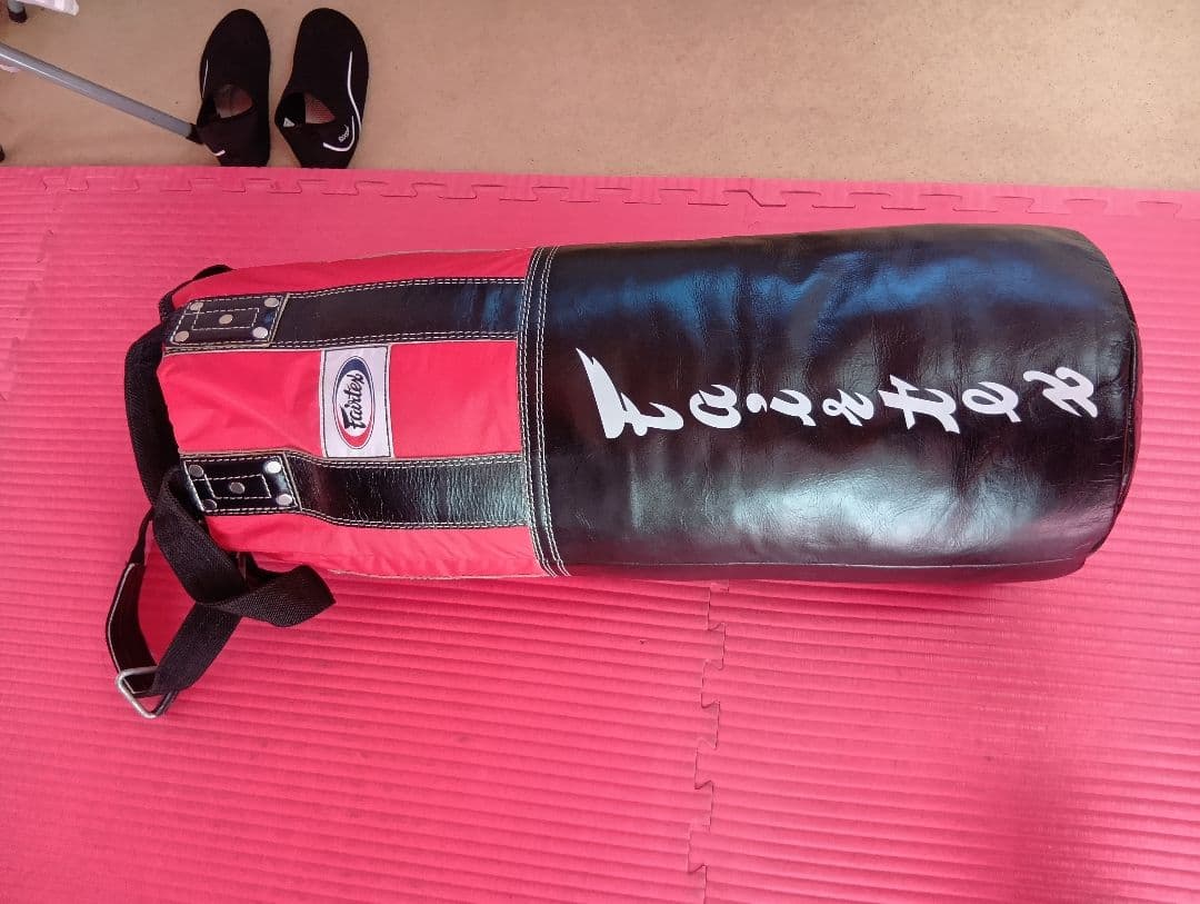 タイの老舗格闘技ブランド「Fairtex (フェアテックス)」製のサンドバッグ