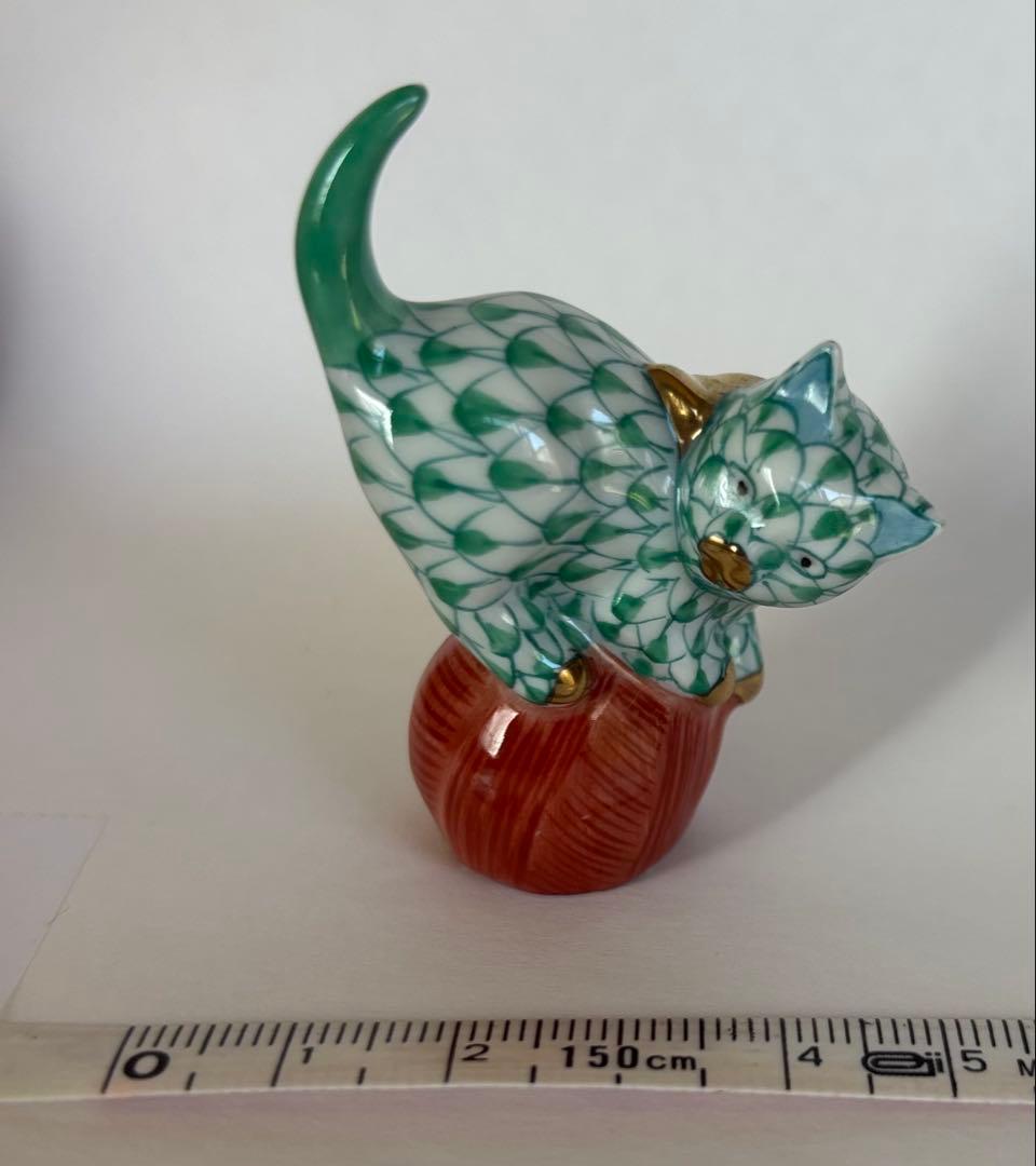 【値下げ】ヘレンド フィギュリン 玉乗り猫 陶器 玉のり 緑色　ネコ