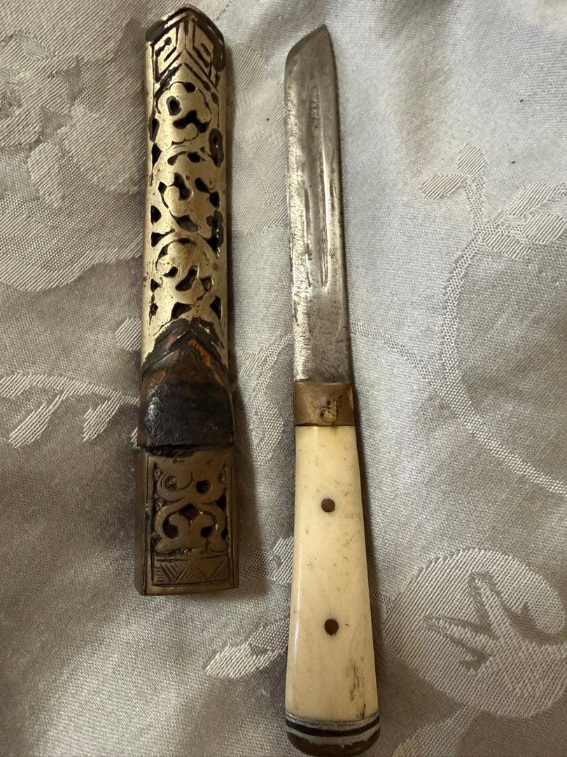 【希少品】ネパール古式ナイフ 透かし彫り金属鞘 骨柄 民族ナイフ チベット骨董