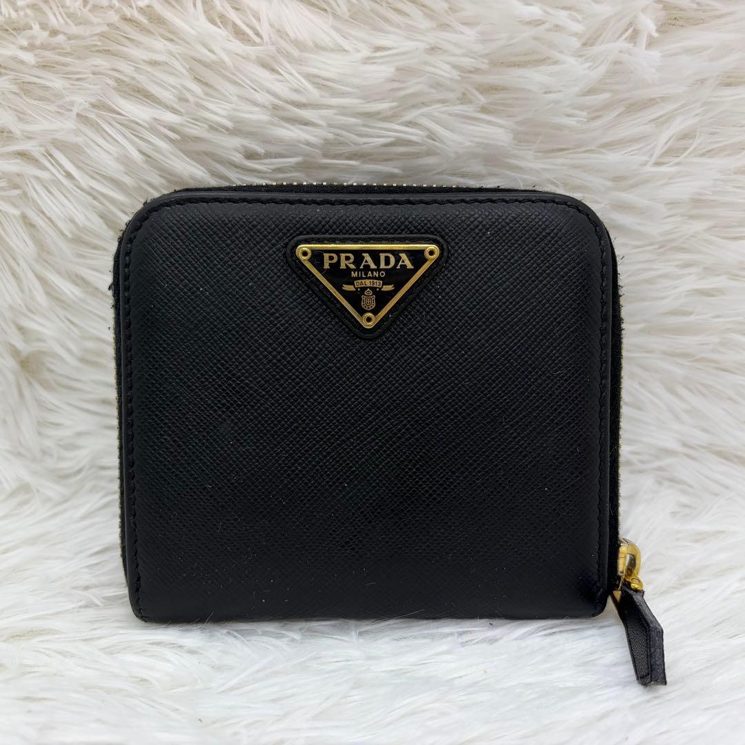 美品✨プラダ 二つ折り財布 レザー サフィアーノ 金ロゴ 三角ロゴ 黒