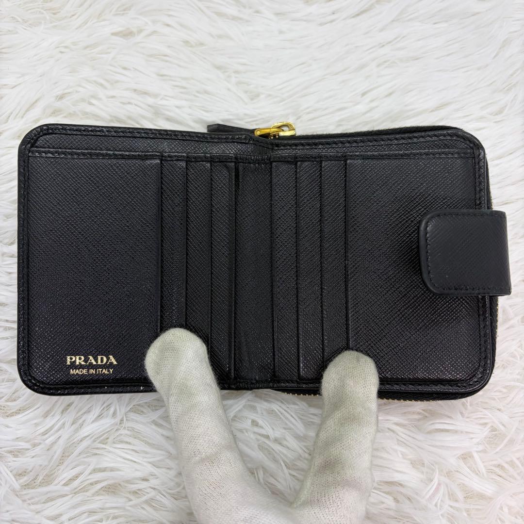 美品✨プラダ 二つ折り財布 レザー サフィアーノ 金ロゴ 三角ロゴ 黒