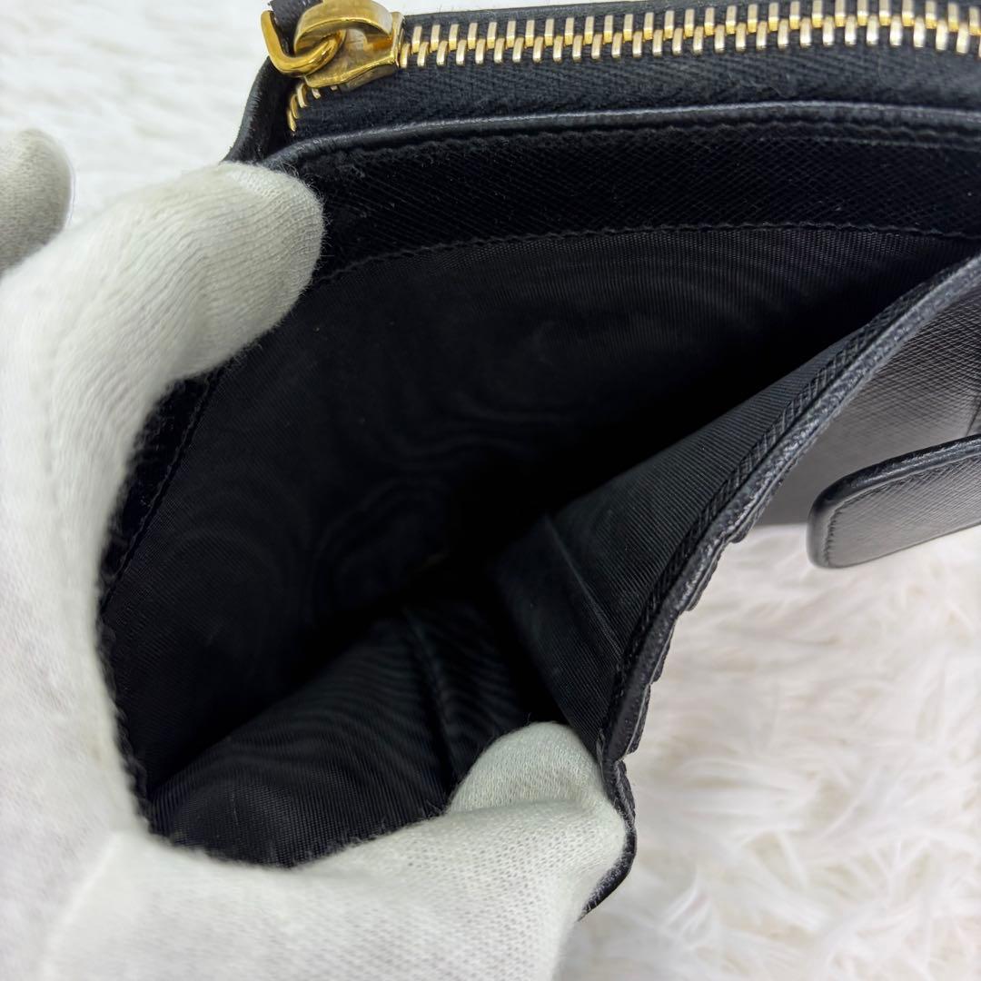 美品✨プラダ 二つ折り財布 レザー サフィアーノ 金ロゴ 三角ロゴ 黒