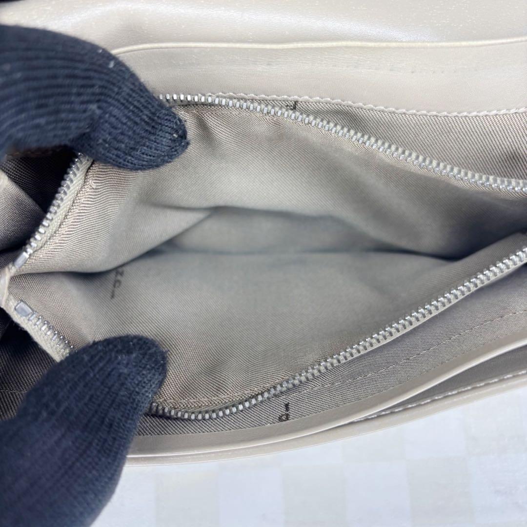 極美品　FENDI 長財布　二つ折り　M05