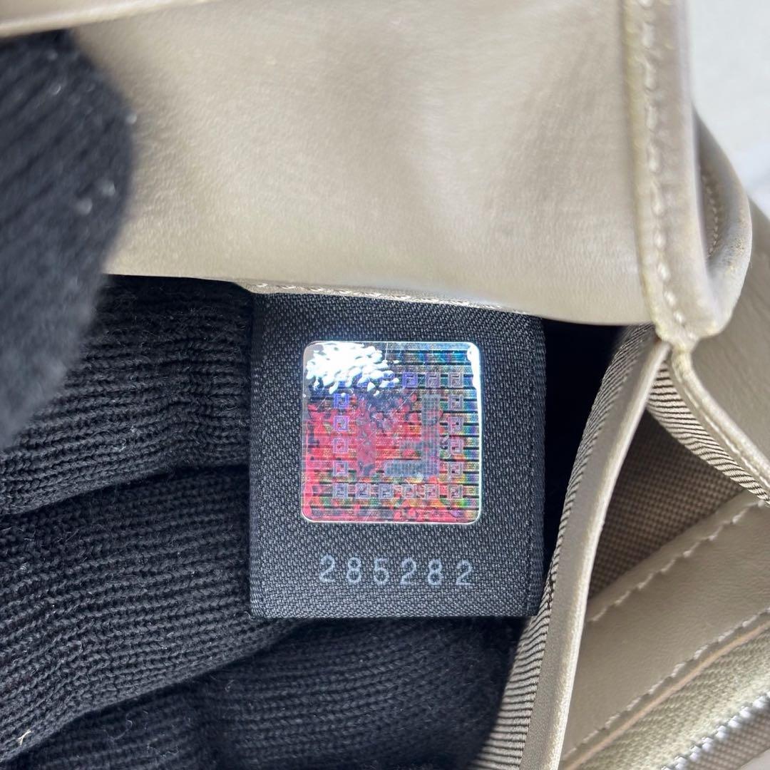 極美品　FENDI 長財布　二つ折り　M05