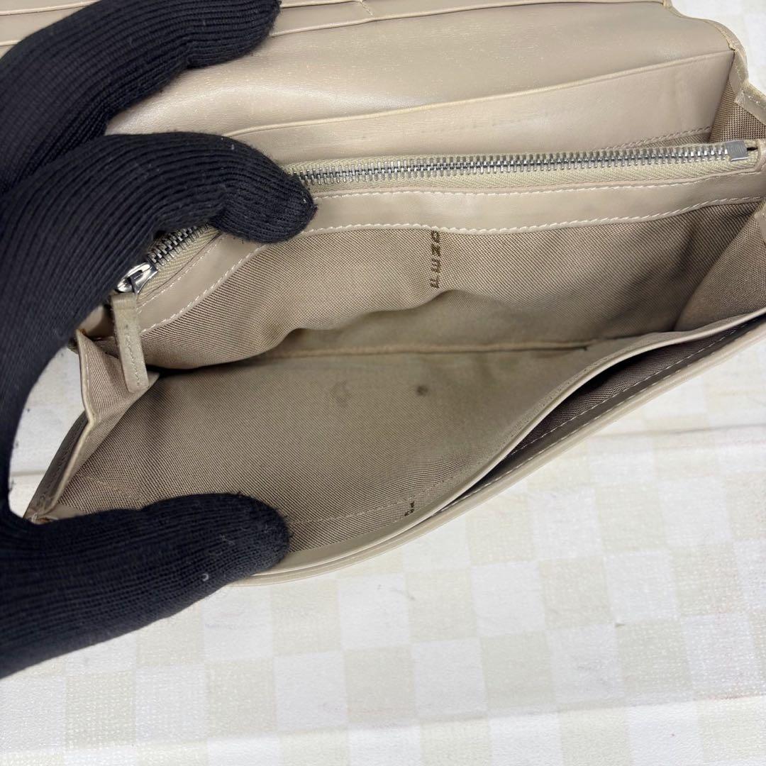 極美品　FENDI 長財布　二つ折り　M05