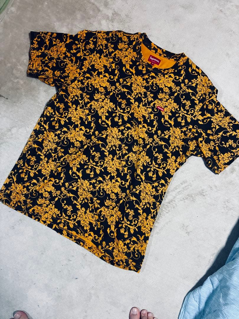 シュプリーム⭐︎フローラルブラック×イエロー⭐︎スモールBOXロゴ⭐︎総柄Tシャツ