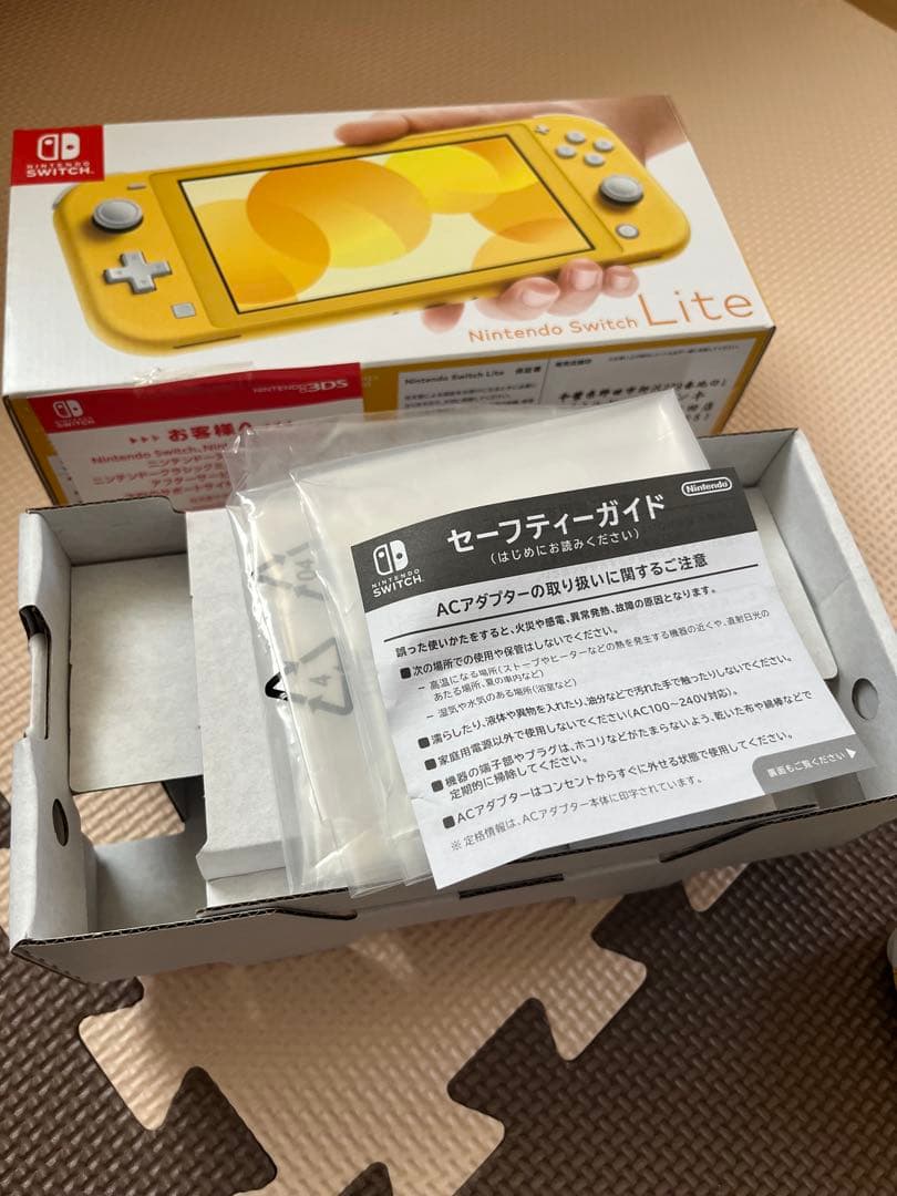 Nintendo switch light イエロー