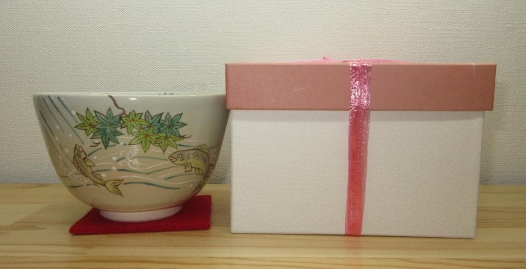 送料込【逢絢亭・新品】茶道具 茶碗 京焼 青楓に鮎の図 水出宋絢 紙箱入り