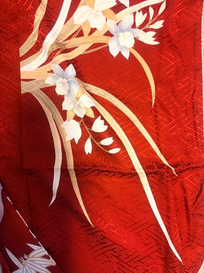 ノ*ー様 【美品/トールサイズ】圧巻の振袖 古典柄 真紅の生地に鞘型の地紋 白い