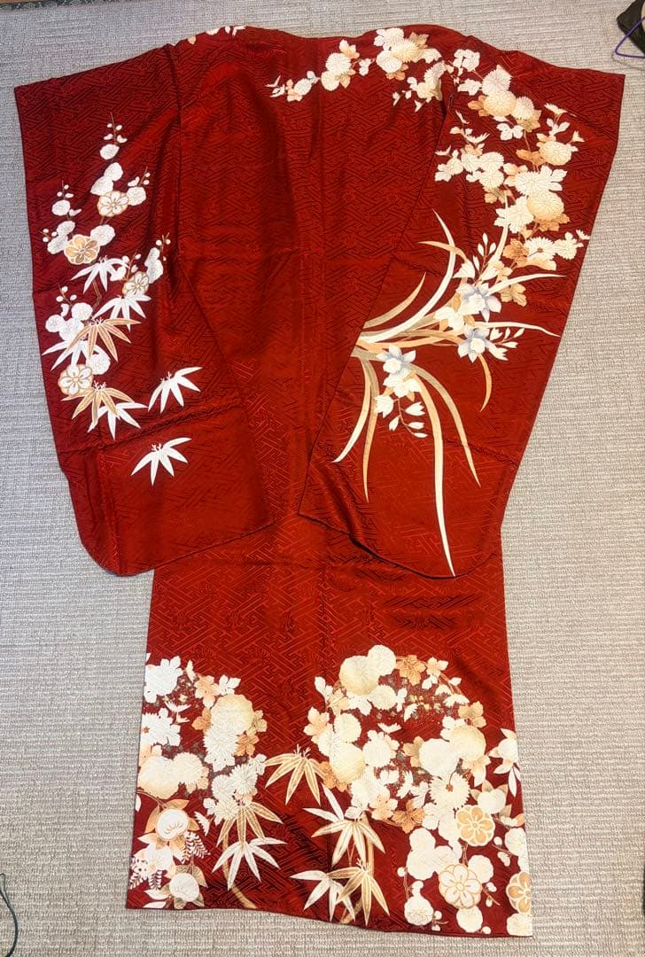 ノ*ー様 【美品/トールサイズ】圧巻の振袖 古典柄 真紅の生地に鞘型の地紋 白い