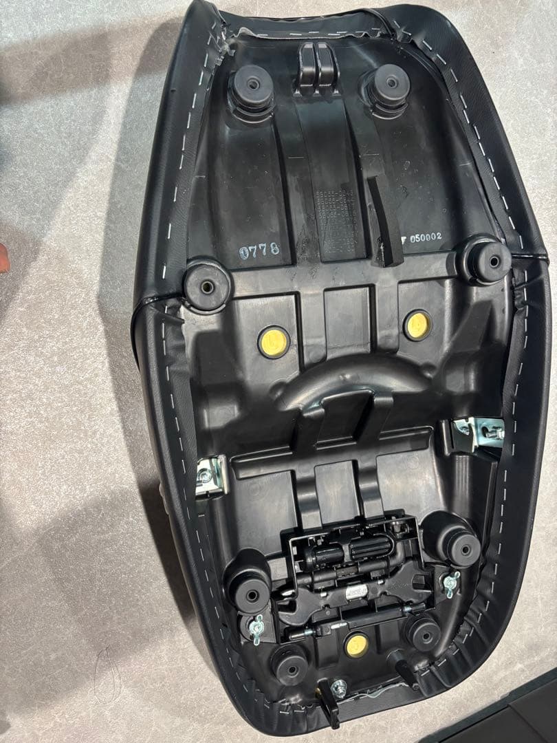 z900rs 純正シートベース　張り替え　美品
