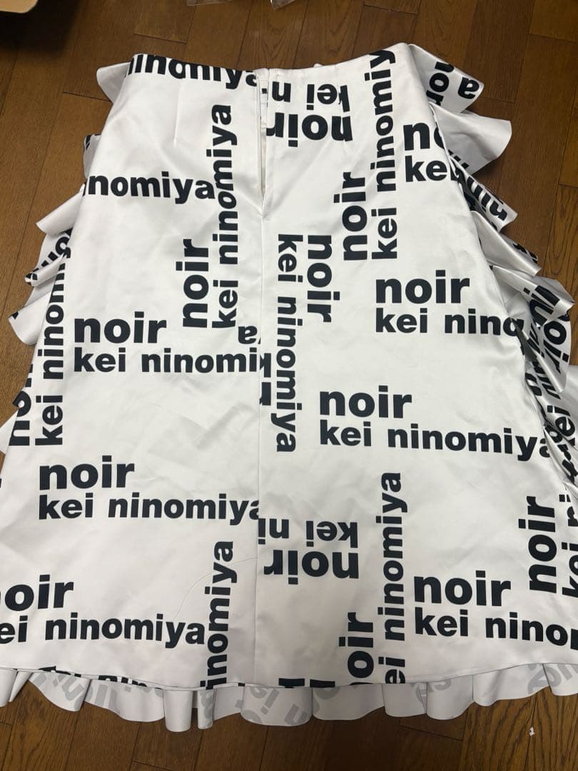 noir kei ninomiya 25ssロゴプリントフリルティアードスカート