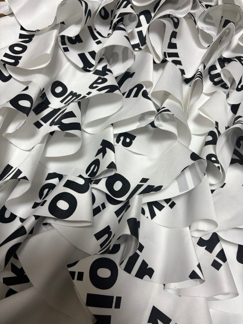 noir kei ninomiya 25ssロゴプリントフリルティアードスカート