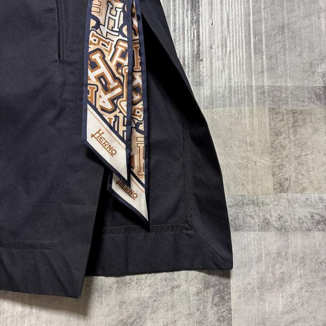 【2023/13.2万円】　HERNO　撥水シルクスカーフ付スリーブレスコート