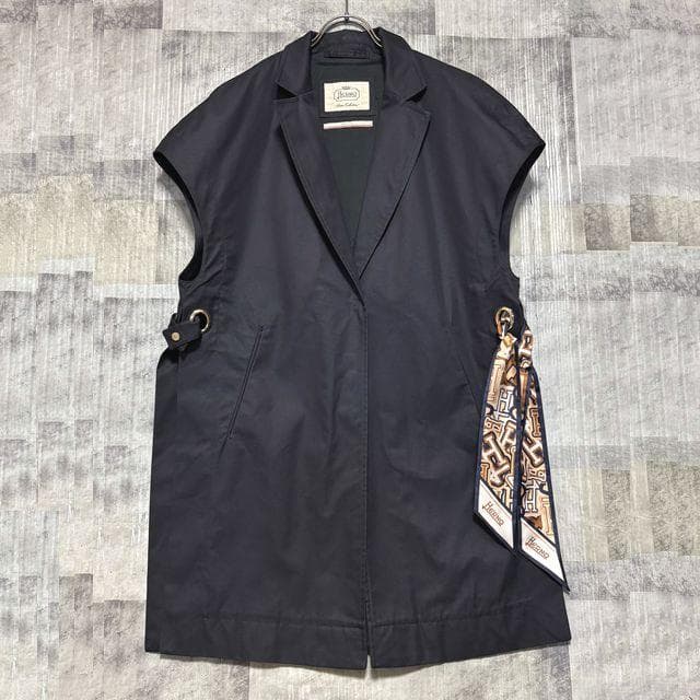 【2023/13.2万円】　HERNO　撥水シルクスカーフ付スリーブレスコート