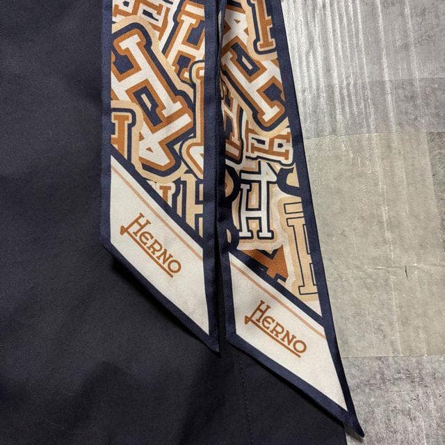 【2023/13.2万円】　HERNO　撥水シルクスカーフ付スリーブレスコート