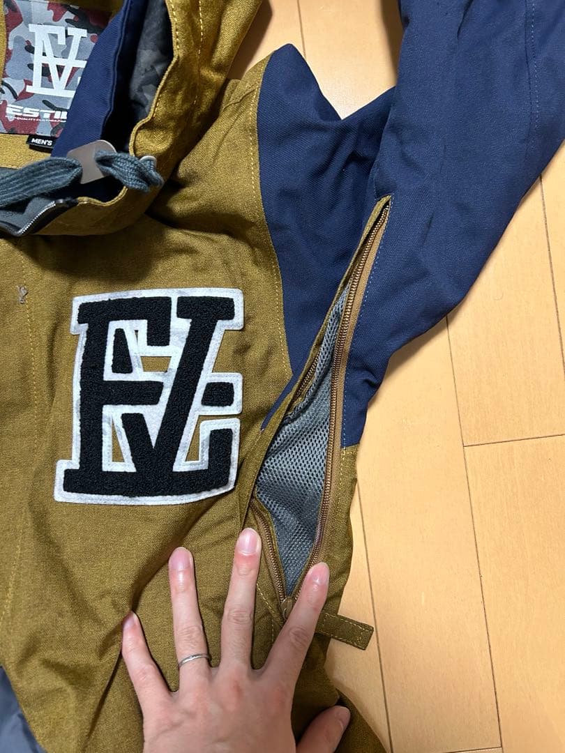 【美品】ESTIVOスノーボードウェア