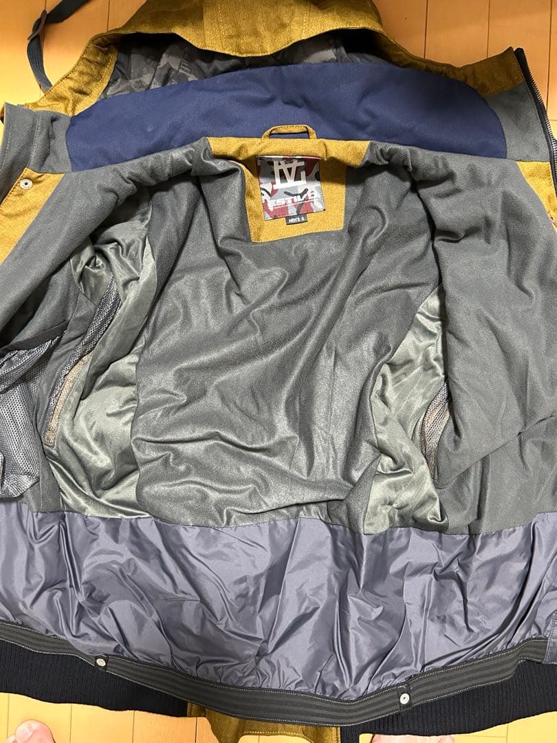 【美品】ESTIVOスノーボードウェア