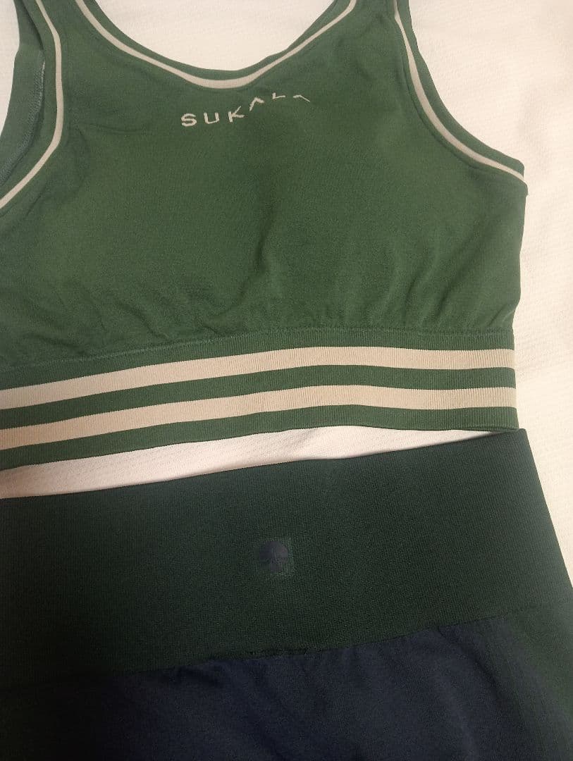 SUKALAブラトップ付きネックプルオーバーシャドーストライプメランジレギンス