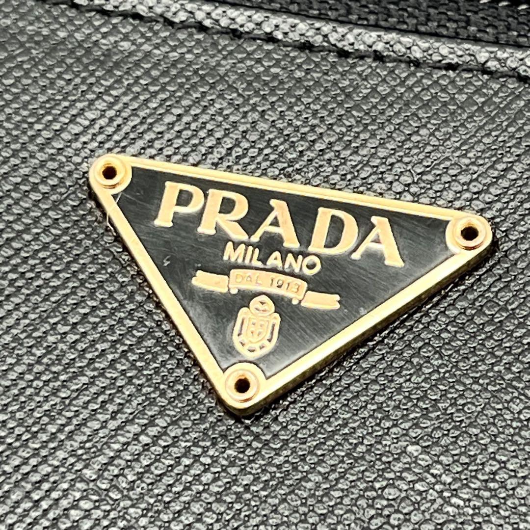 【極美品】PRADA　プラダ　サフィアーノレザー　二つ折り財布　黒　大人気　希少